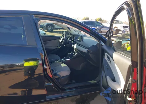 2020 Toyota Yaris Le z USA, uszkodzony, nr VIN 3MYDLBJV9LY702098